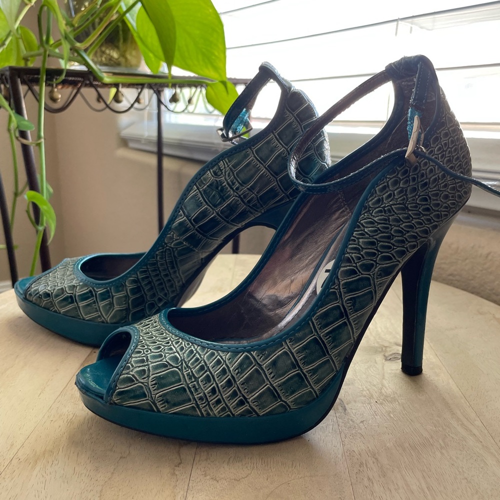 DOLLHOUSE Heels - Picture 2 of 3